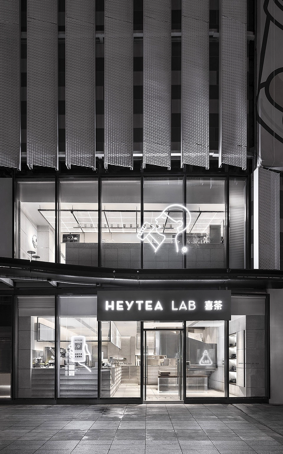 HEYTEA LAB是喜茶具有实验性质的复合功能空间，包含着喜茶对现代茶文化的多方探索。EDGE DESIGN希望打造出一个与长沙这座城市气质相符的沉浸空间，并在其中为东方禅意与实验先锋性融合寻得一个恰当的设计落点。<br><br>HEYTEA LAB is an experimental space with multiple functions for multi-exploration of modern tea culture. EDGE DESIGN wishes to create an immersive space that fits the urban spirit of Changsha and seek for a design habitat to combine both Eastern Zen and experiment pioneer.